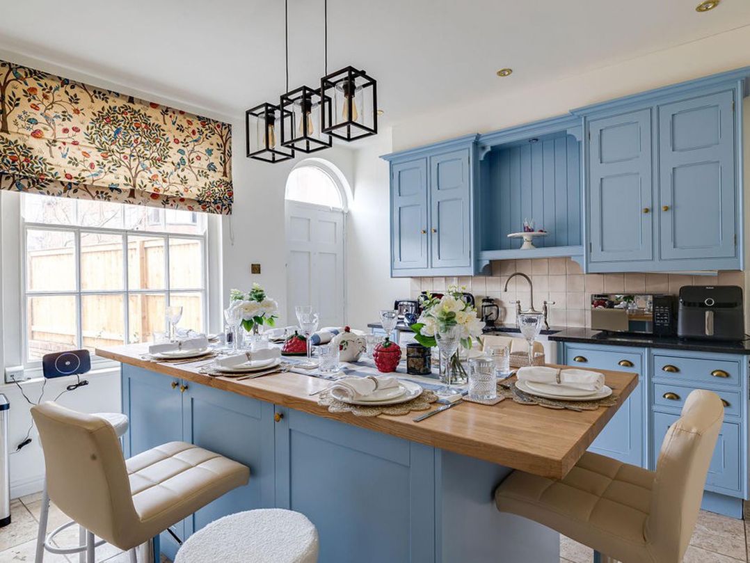 Luxury Georgian Townhouse / sleeps 10 / parking