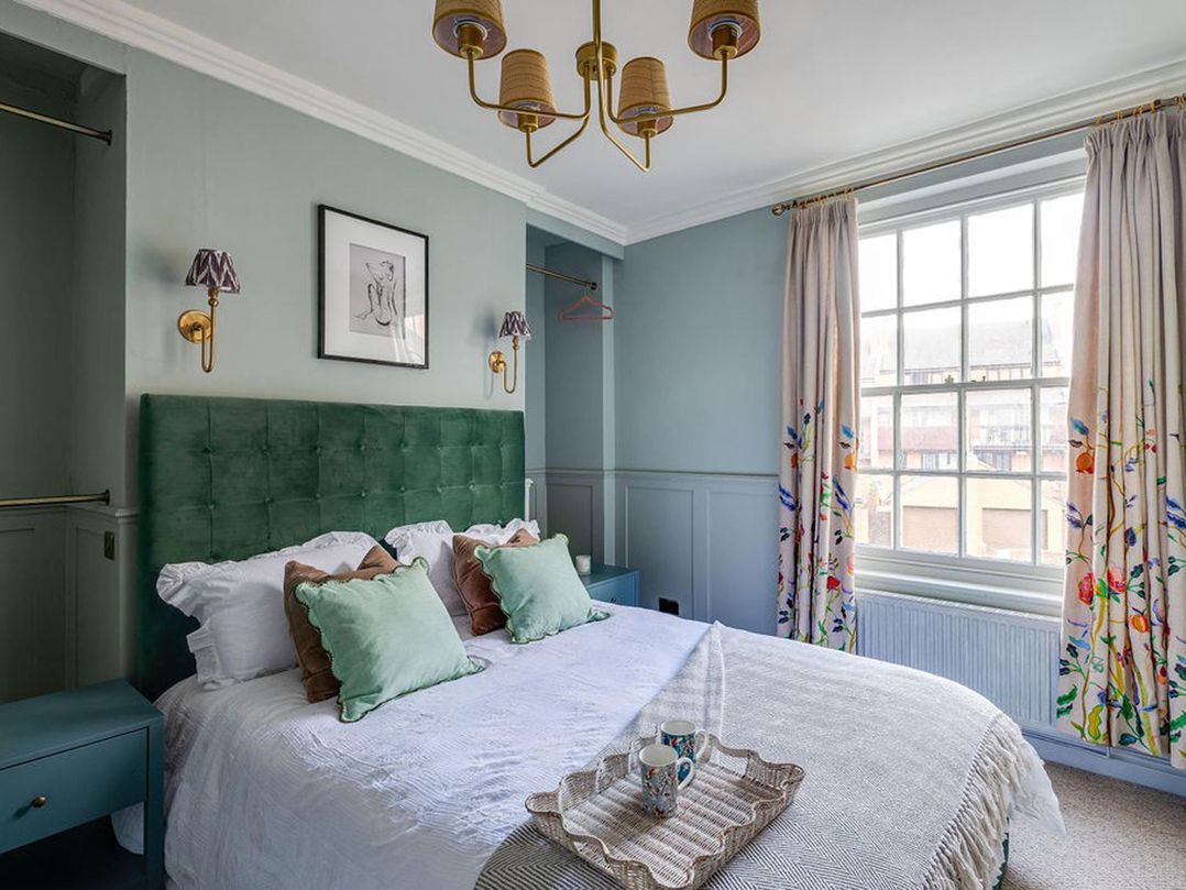Luxury Georgian Townhouse / sleeps 10 / parking