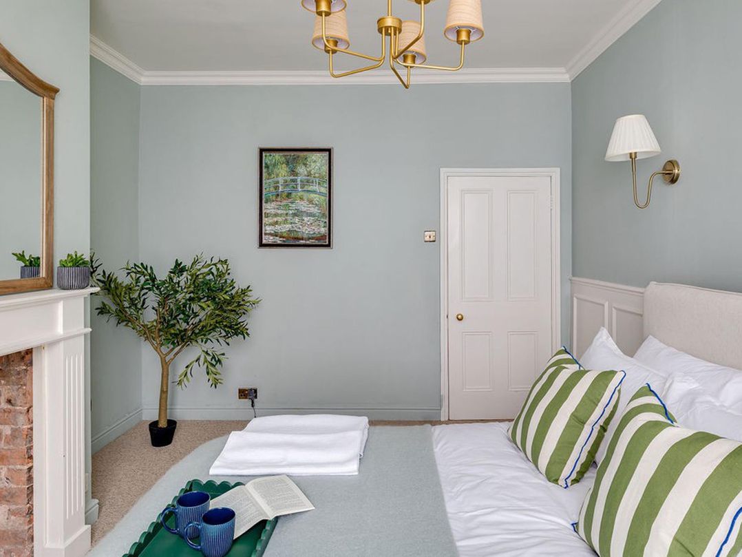 Luxury Georgian Townhouse / sleeps 10 / parking