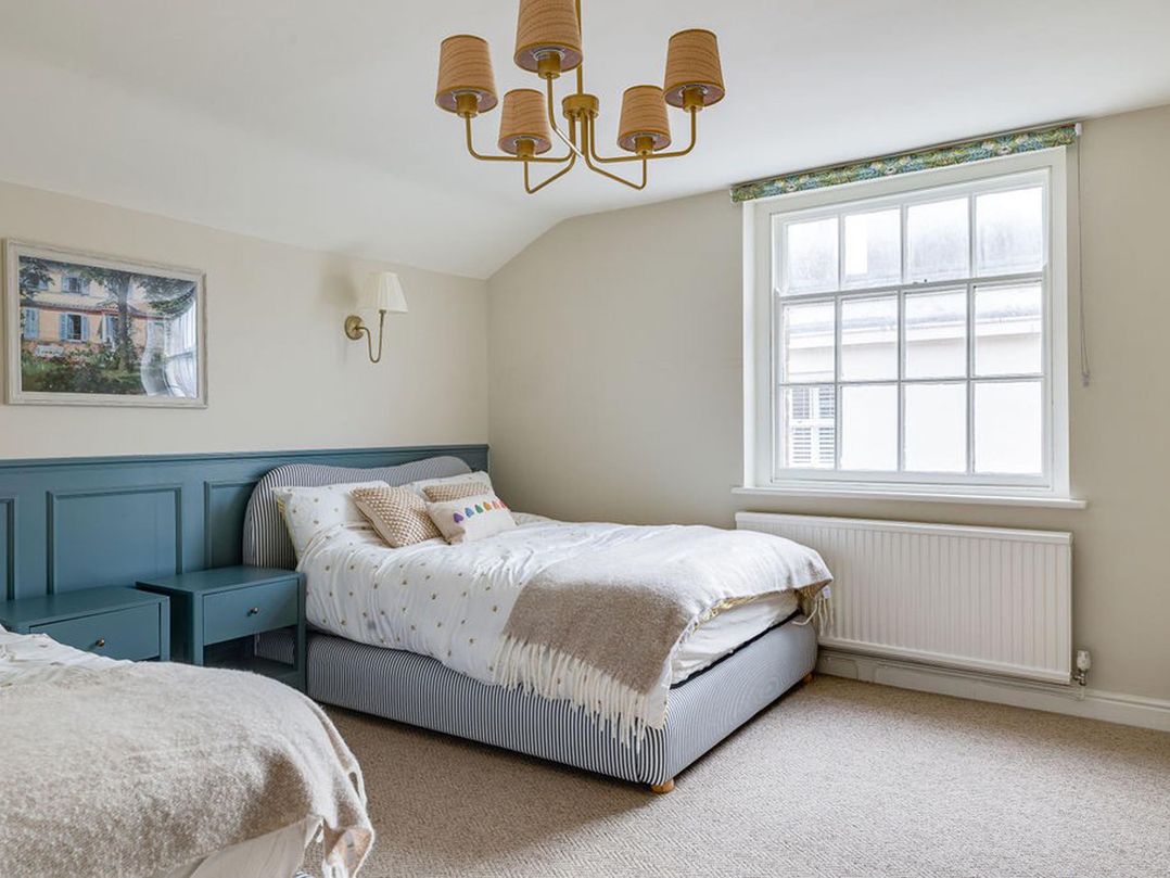 Luxury Georgian Townhouse / sleeps 10 / parking