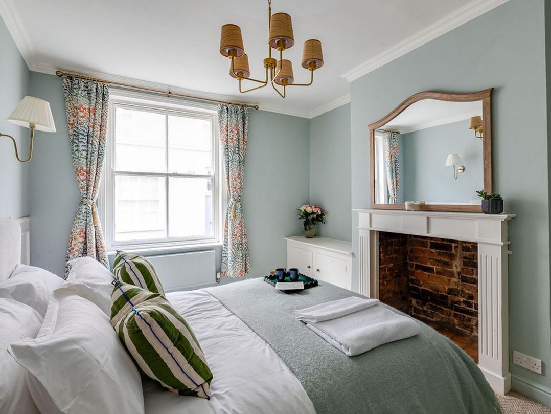 Luxury Georgian Townhouse / sleeps 10 / parking