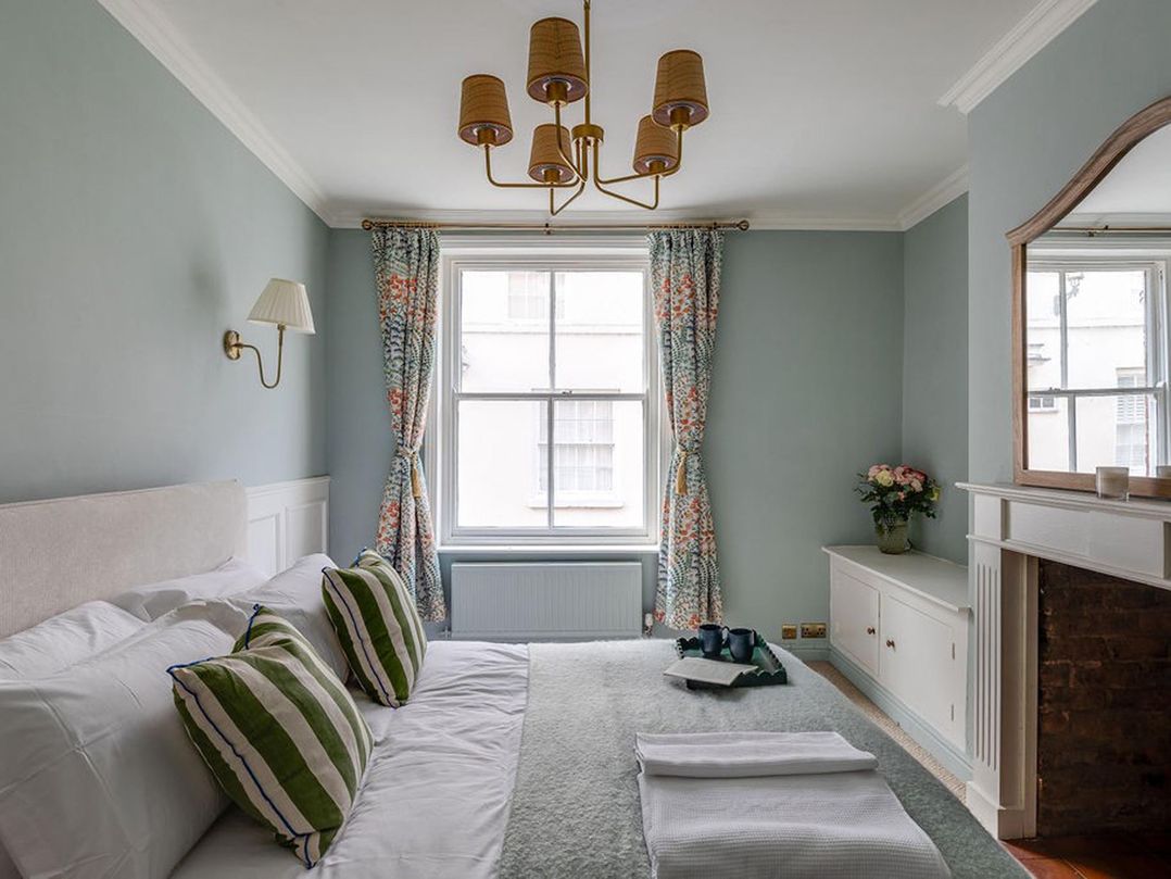Luxury Georgian Townhouse / sleeps 10 / parking