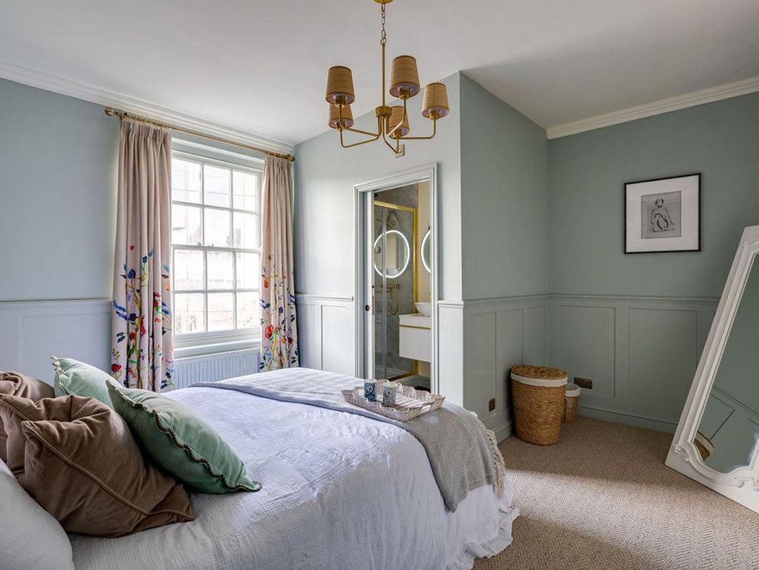 Luxury Georgian Townhouse / sleeps 10 / parking