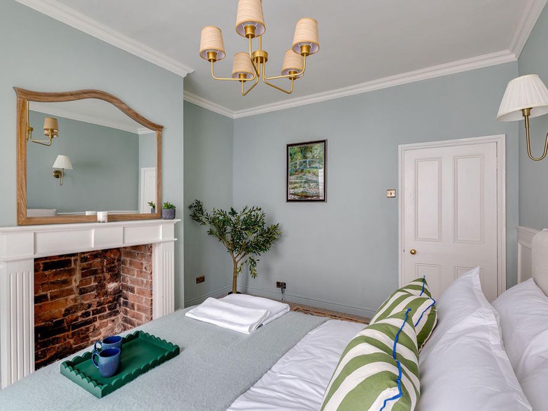 Luxury Georgian Townhouse / sleeps 10 / parking