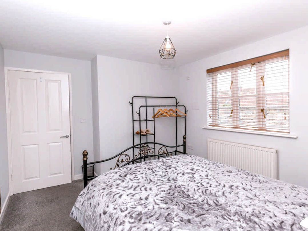 House Sleeps 4 with Parking and Garden