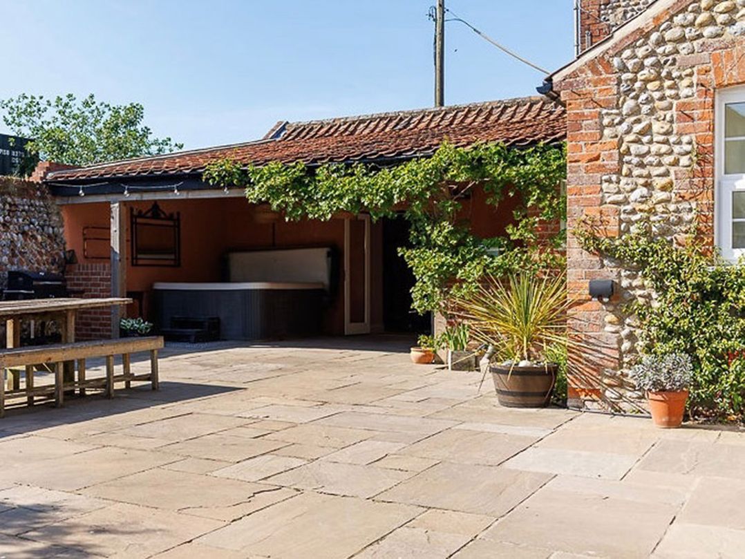 North Norfolk Garden Retreat with Private Hot Tub