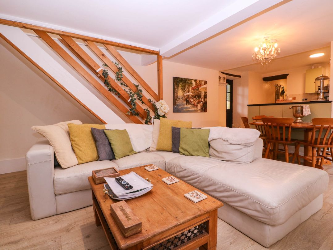 The Warm Hearth: 15 Acre Countryside Estate