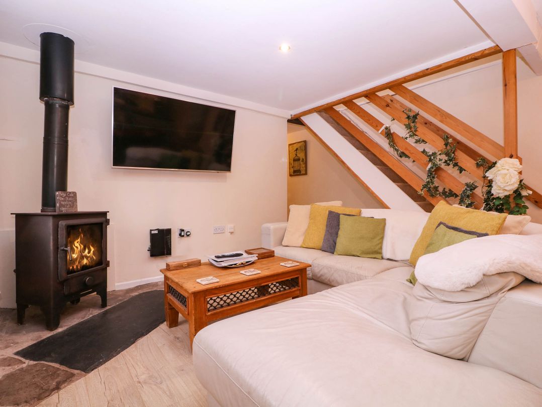 The Warm Hearth: 15 Acre Countryside Estate