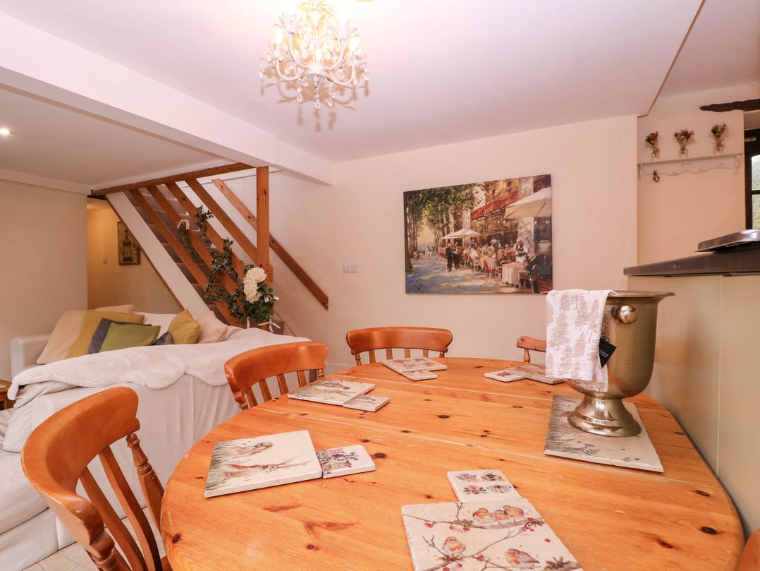 The Warm Hearth: 15 Acre Countryside Estate