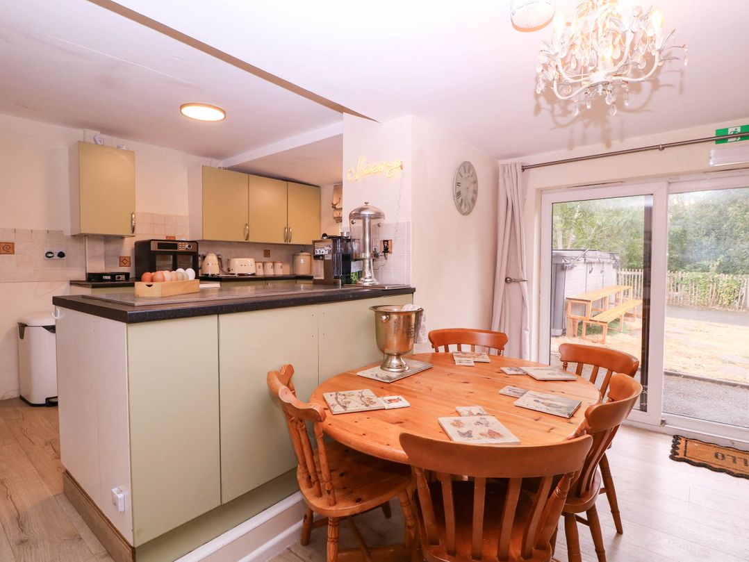 The Warm Hearth: 15 Acre Countryside Estate