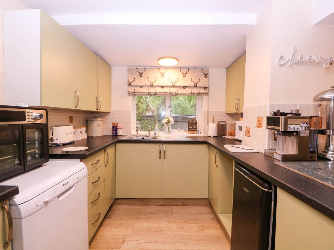 The Warm Hearth: 15 Acre Countryside Estate