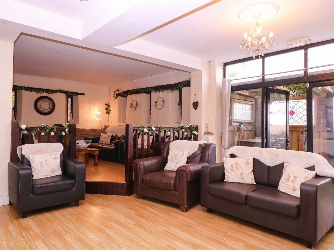 The Warm Hearth: 15 Acre Countryside Estate
