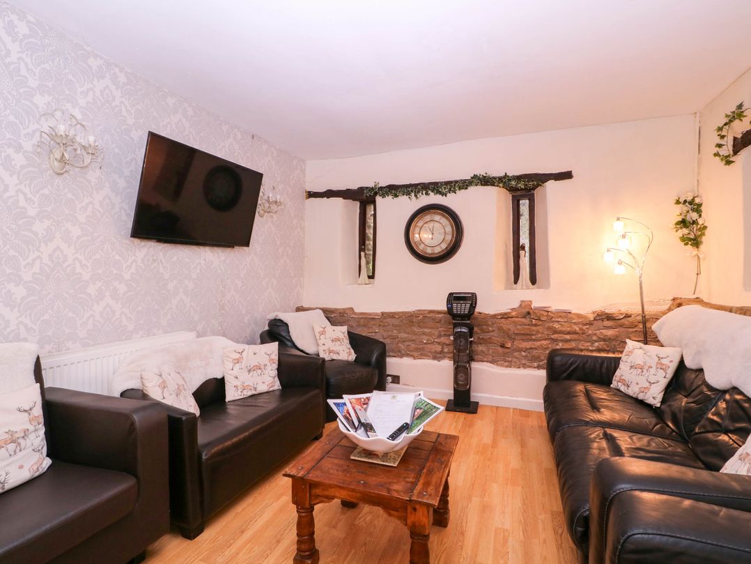The Warm Hearth: 15 Acre Countryside Estate