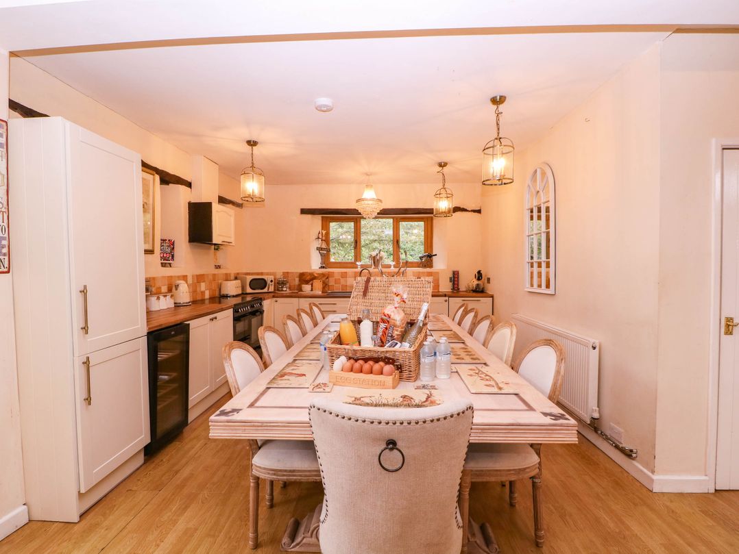 The Warm Hearth: 15 Acre Countryside Estate