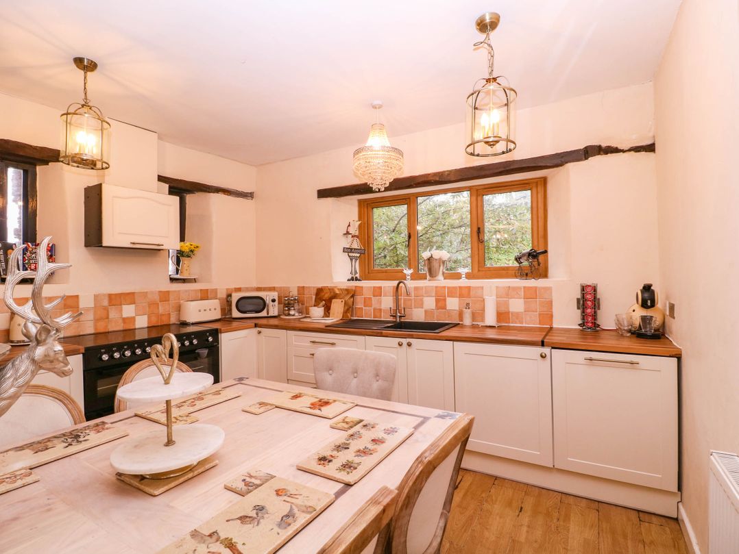The Warm Hearth: 15 Acre Countryside Estate
