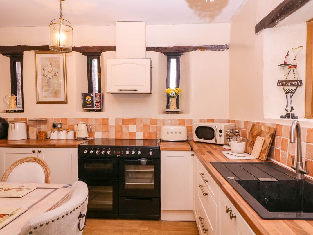 The Warm Hearth: 15 Acre Countryside Estate