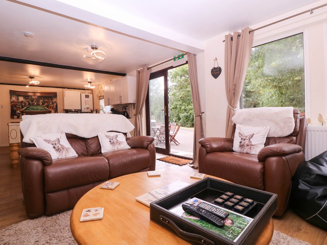 The Warm Hearth: 15 Acre Countryside Estate
