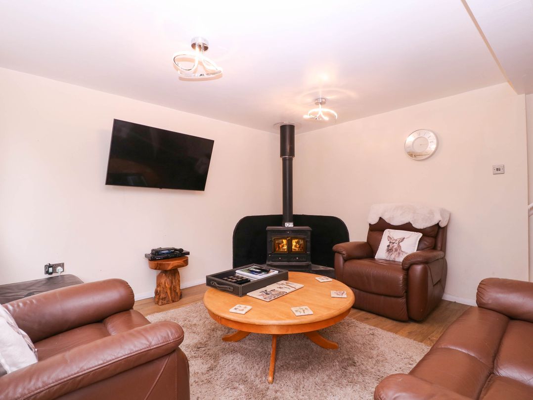 The Warm Hearth: 15 Acre Countryside Estate