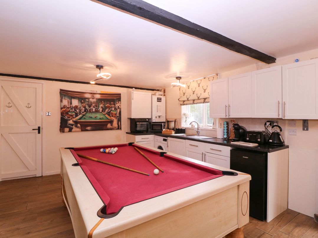 The Warm Hearth: 15 Acre Countryside Estate