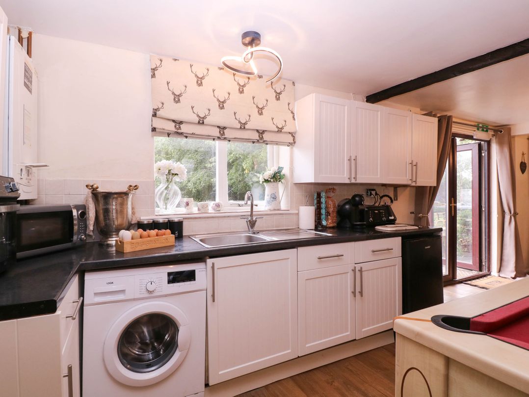 The Warm Hearth: 15 Acre Countryside Estate