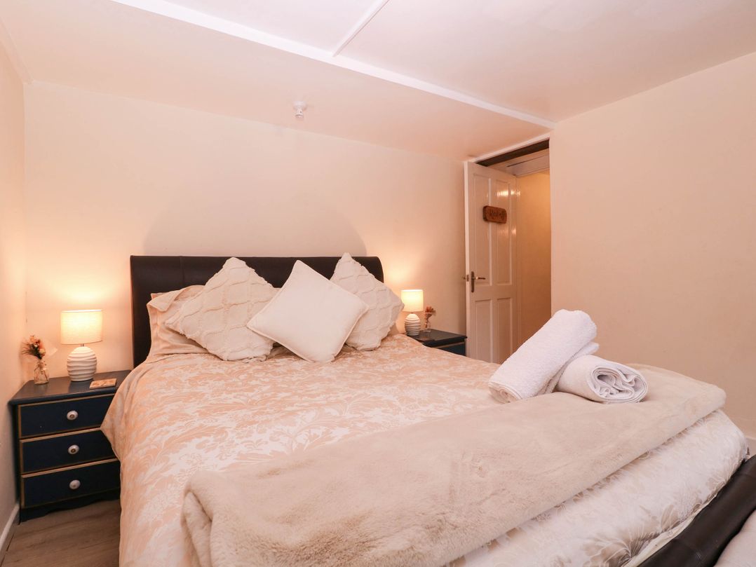 The Warm Hearth: 15 Acre Countryside Estate