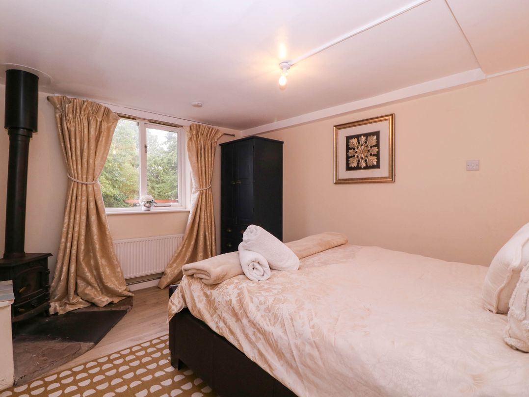 The Warm Hearth: 15 Acre Countryside Estate