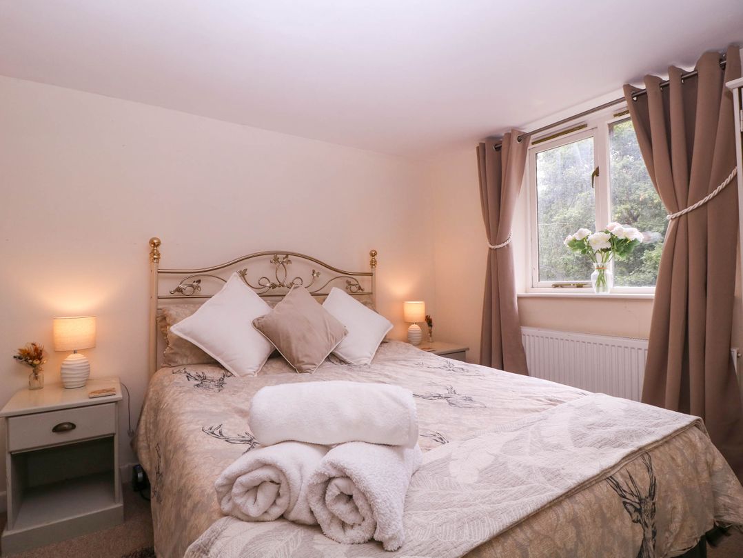 The Warm Hearth: 15 Acre Countryside Estate
