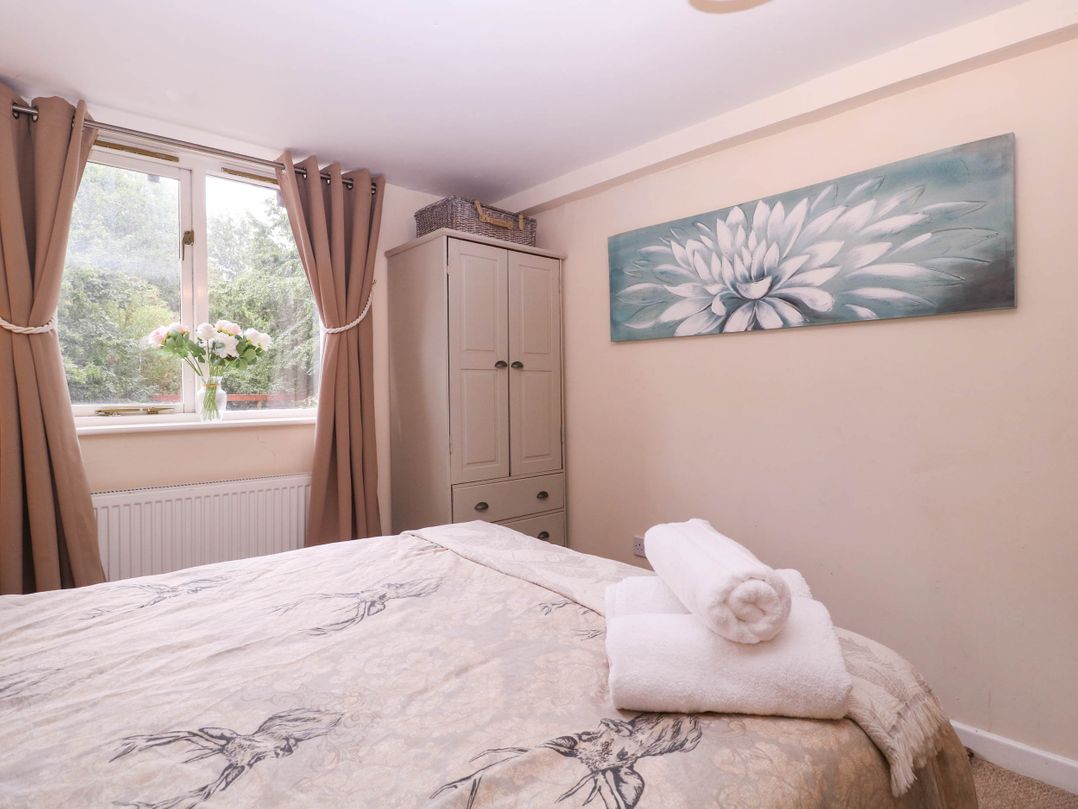 The Warm Hearth: 15 Acre Countryside Estate