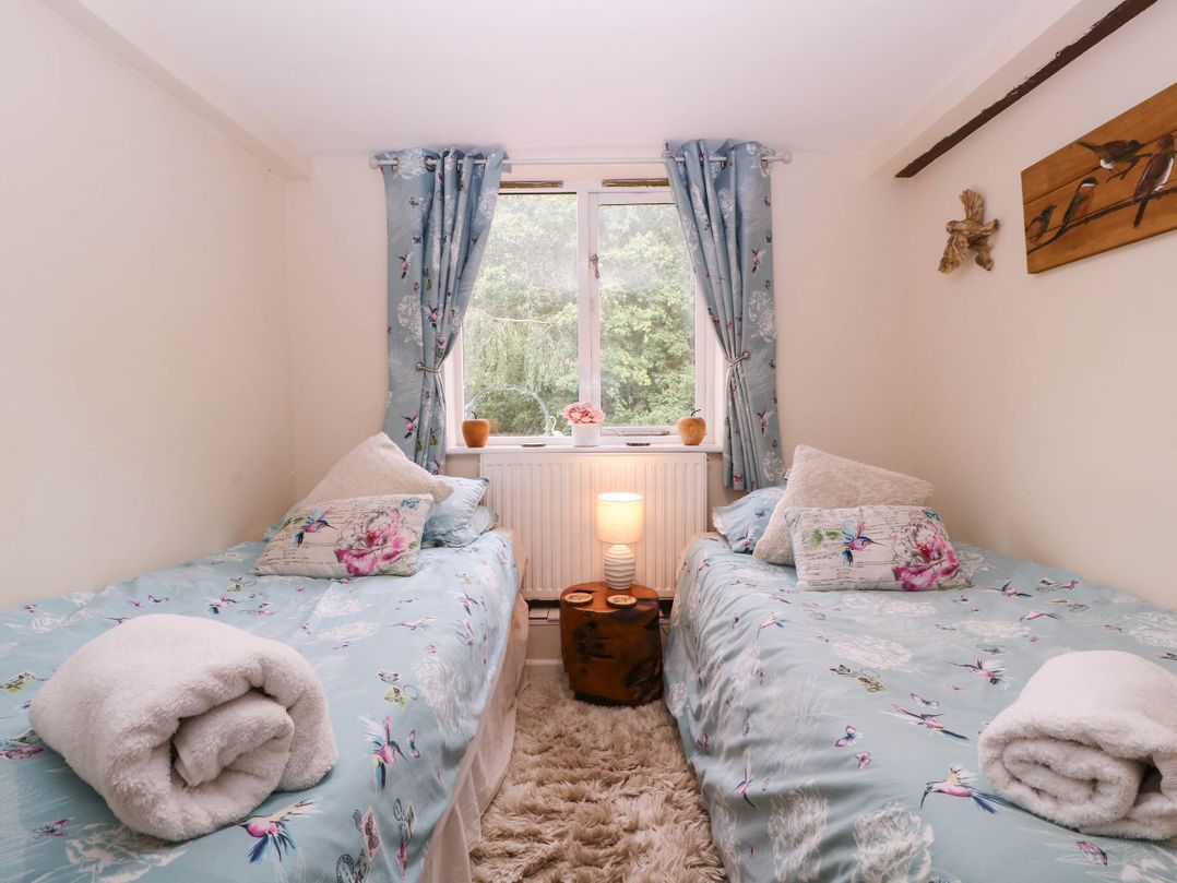 The Warm Hearth: 15 Acre Countryside Estate
