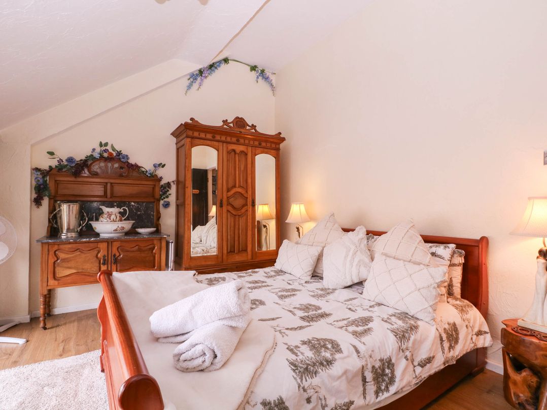 The Warm Hearth: 15 Acre Countryside Estate