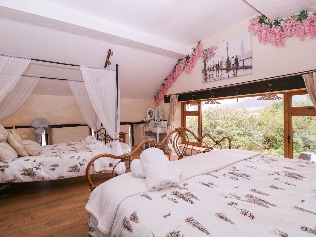 The Warm Hearth: 15 Acre Countryside Estate