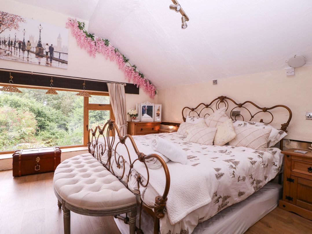 The Warm Hearth: 15 Acre Countryside Estate