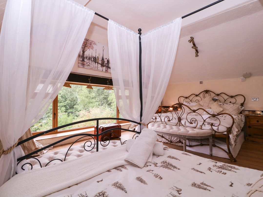 The Warm Hearth: 15 Acre Countryside Estate