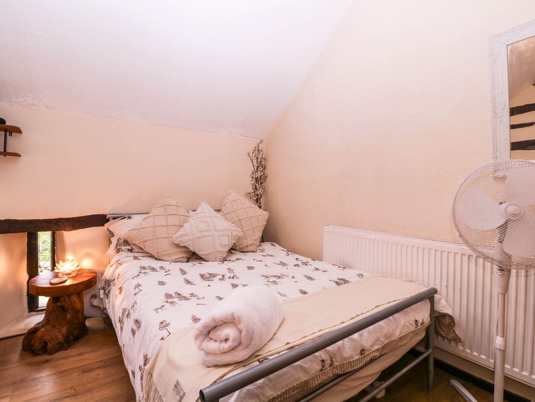 The Warm Hearth: 15 Acre Countryside Estate