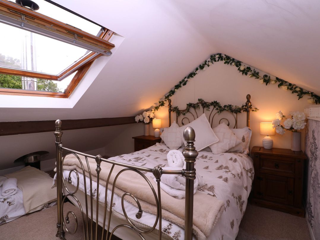 The Warm Hearth: 15 Acre Countryside Estate