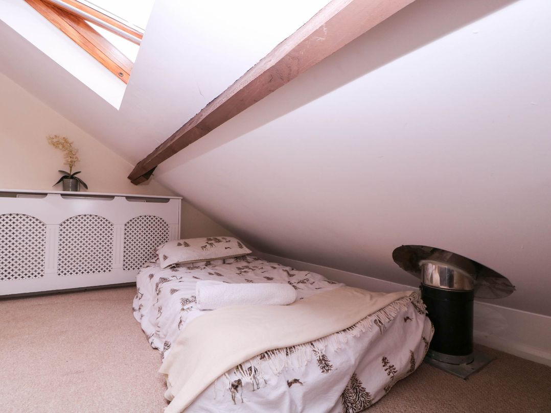 The Warm Hearth: 15 Acre Countryside Estate