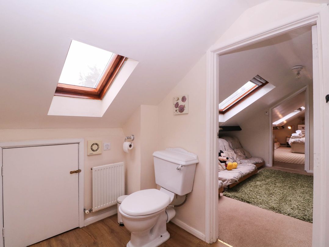 The Warm Hearth: 15 Acre Countryside Estate
