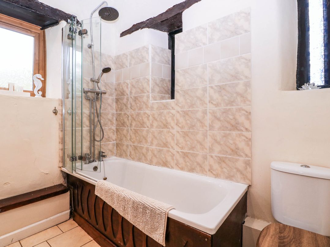 The Warm Hearth: 15 Acre Countryside Estate