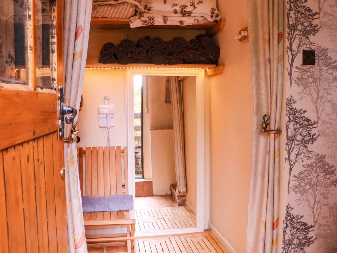 The Warm Hearth: 15 Acre Countryside Estate