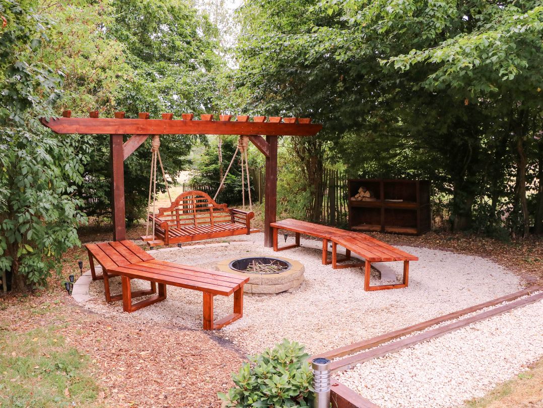 The Warm Hearth: 15 Acre Countryside Estate