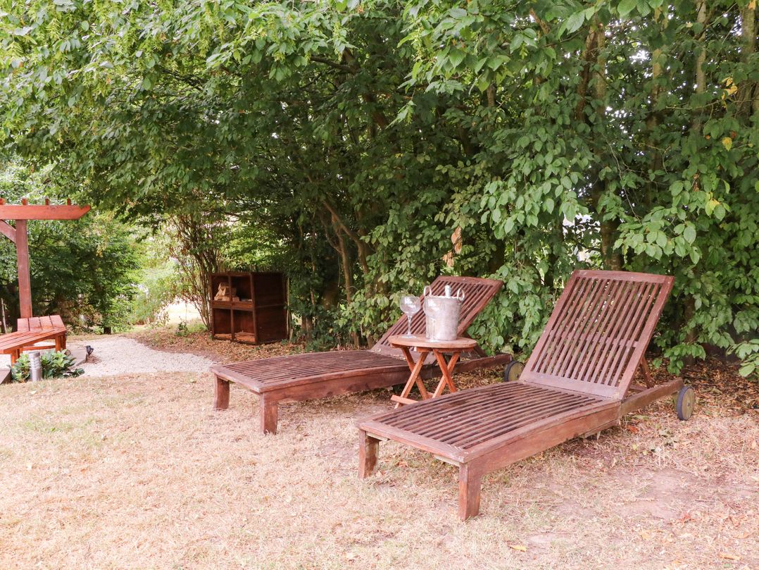 The Warm Hearth: 15 Acre Countryside Estate