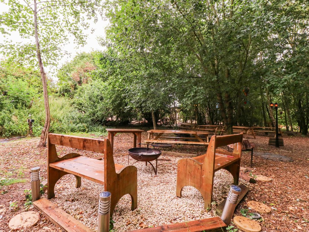 The Warm Hearth: 15 Acre Countryside Estate