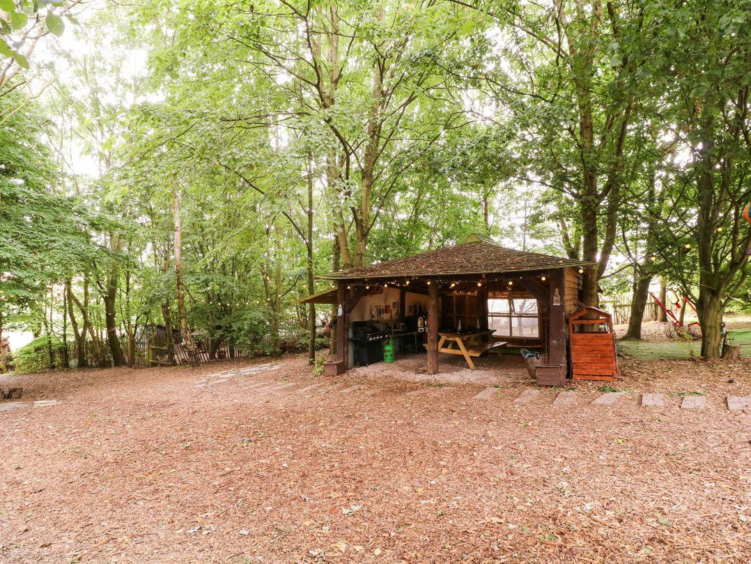 The Warm Hearth: 15 Acre Countryside Estate