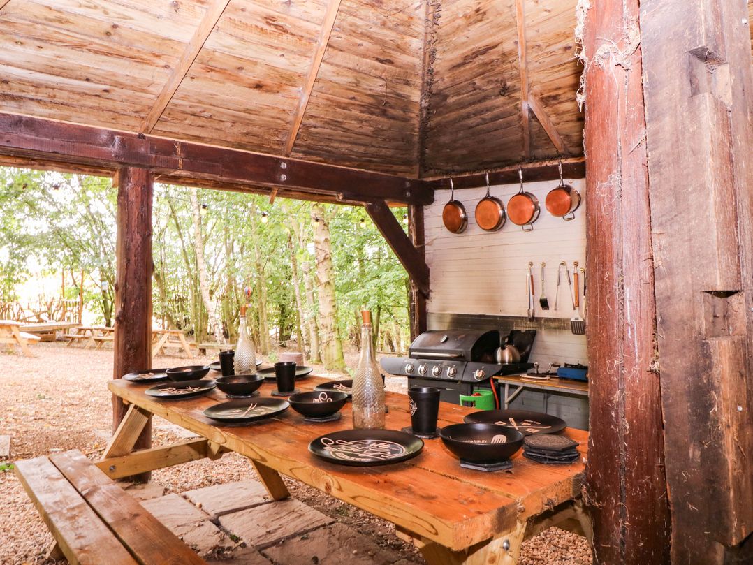 The Warm Hearth: 15 Acre Countryside Estate