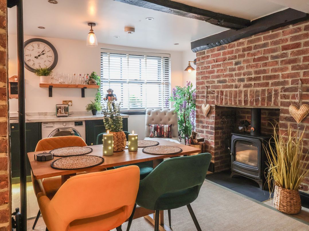 Old Cottages: 1 bed