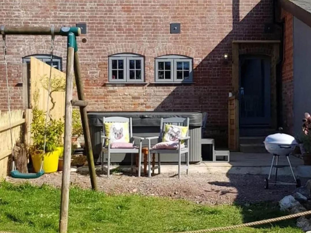 3 Bedroom Cottage Hot Tub Garden Parking