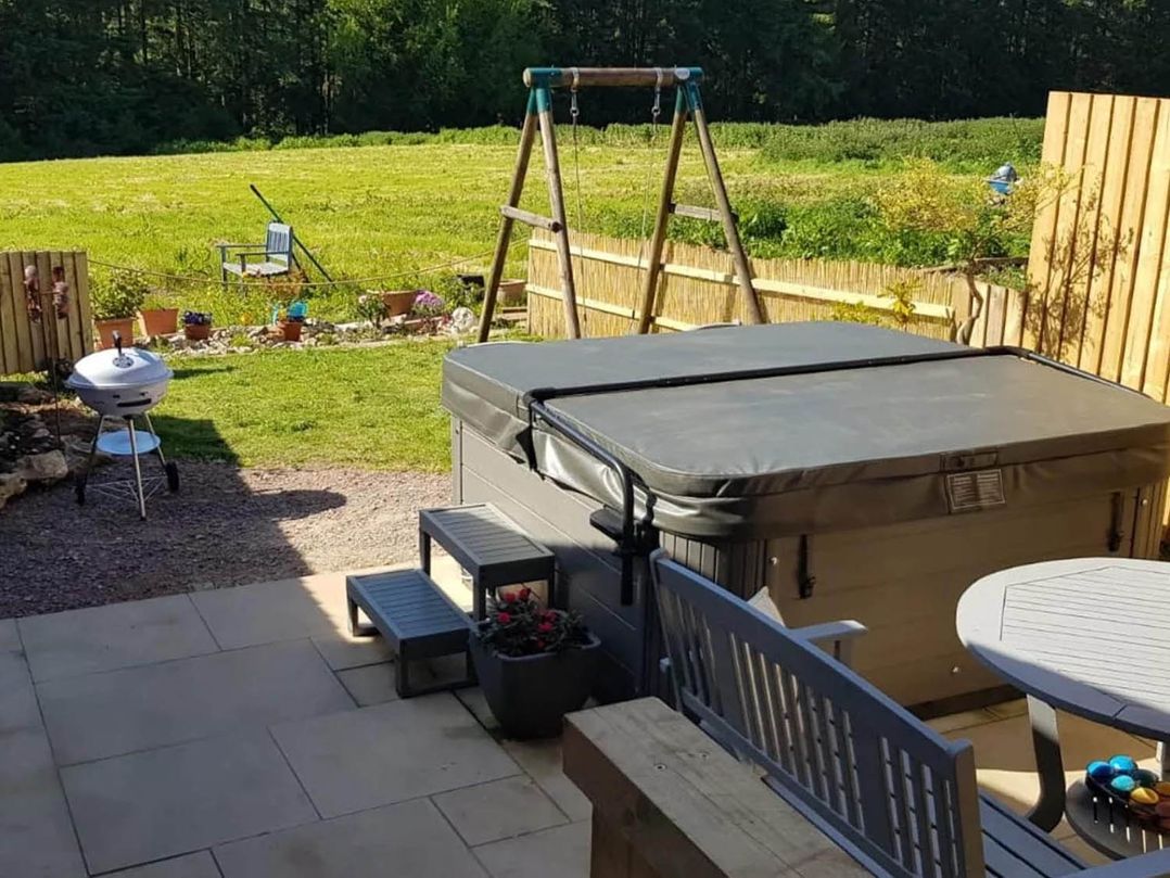 3 Bedroom Cottage Hot Tub Garden Parking