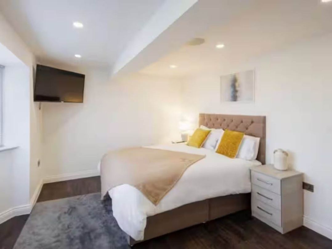 A bedroom with a bed and a TV at Hot tub BBQ Garden Parking Sleeps 8 Worcester