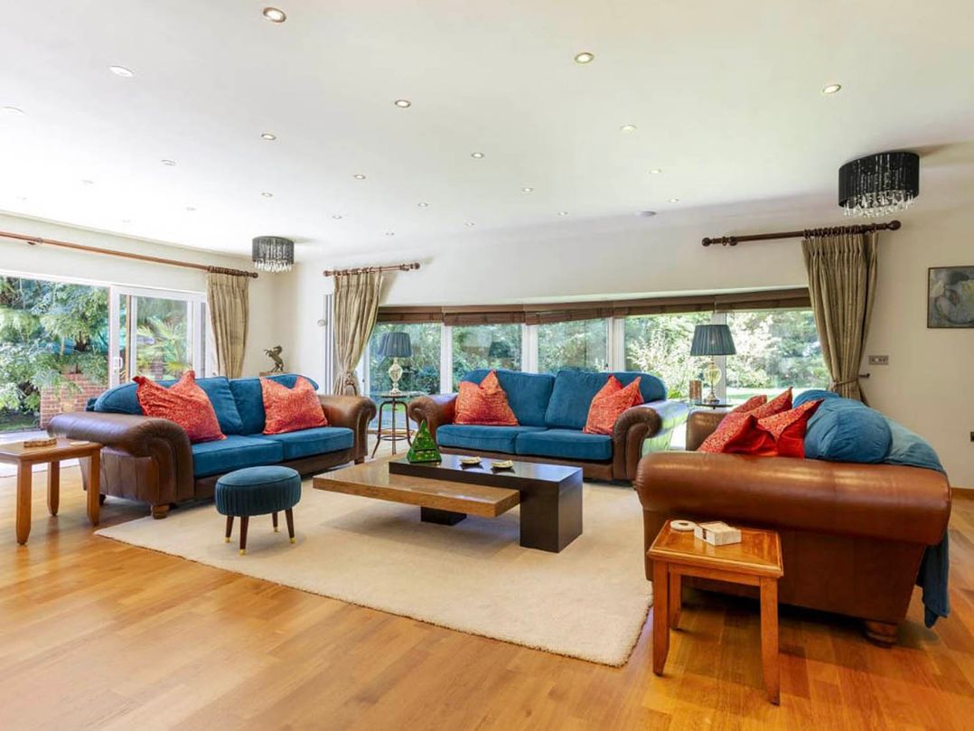 Sleeps 10 to 18 Parking Garden Pool Hot Tub Balcony
