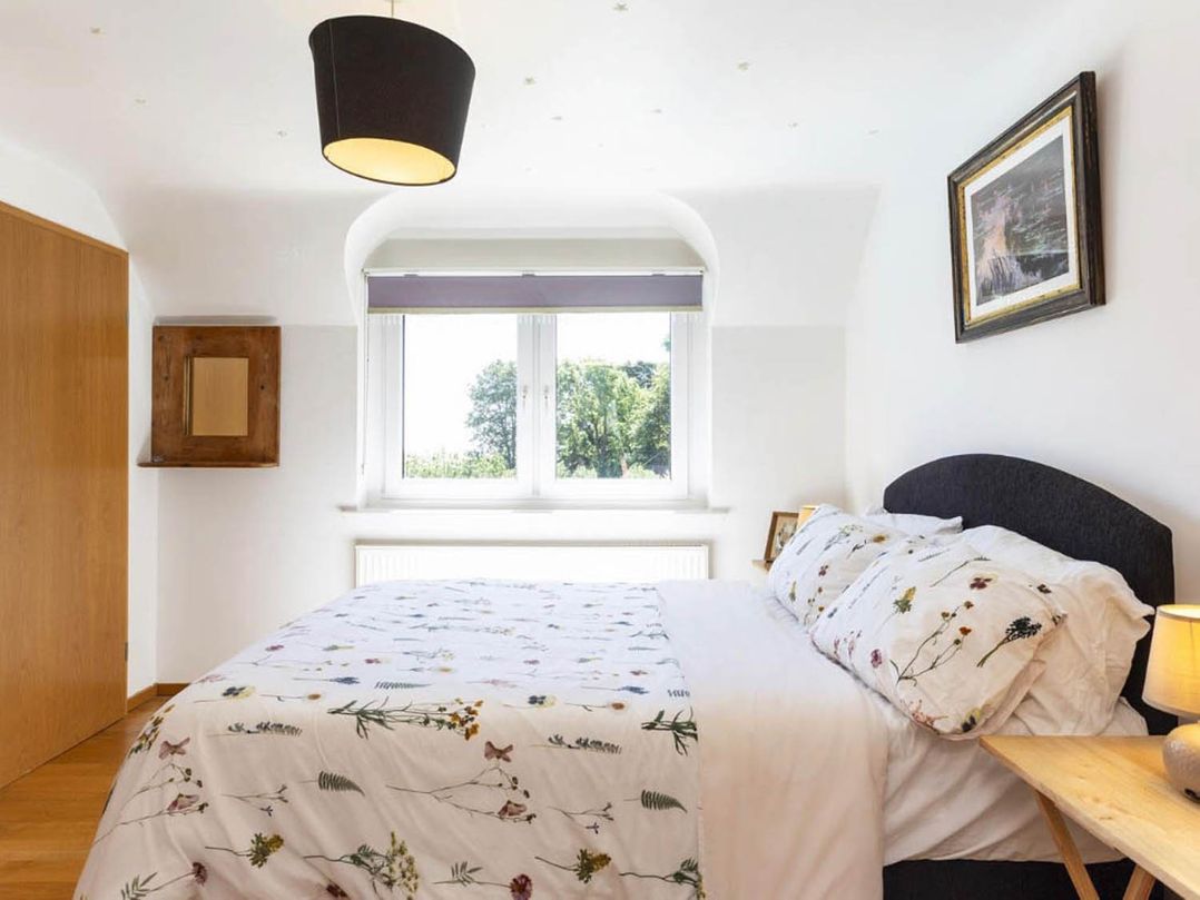Sleeps 10 to 18 Parking Garden Pool Hot Tub Balcony